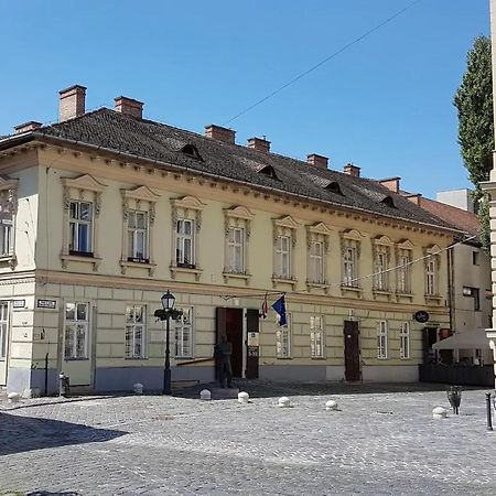 Ferienwohnung Stylish Historic Flat For 4 In Heart Of Oldbuda Budapest Exterior foto