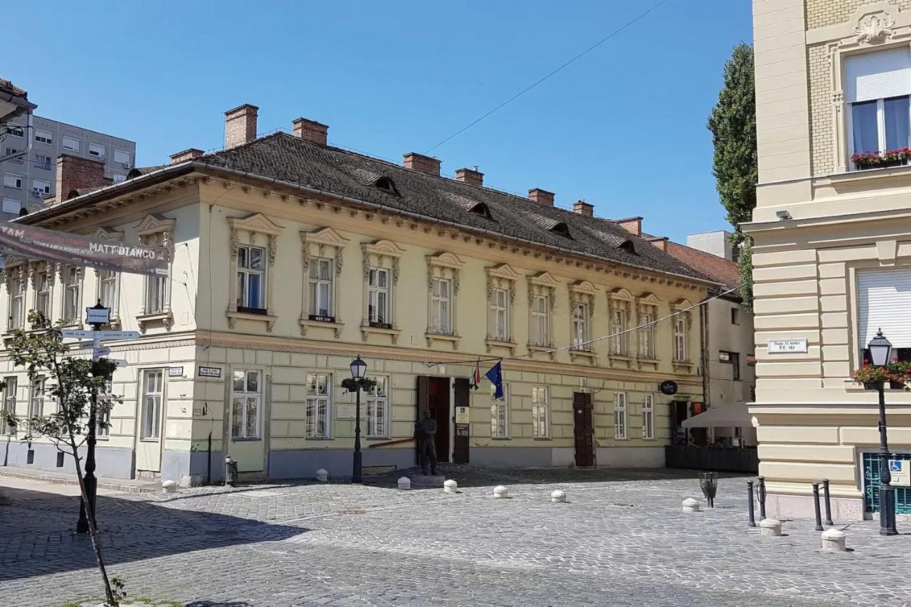 Ferienwohnung Stylish Historic Flat For 4 In Heart Of Oldbuda Budapest Exterior foto